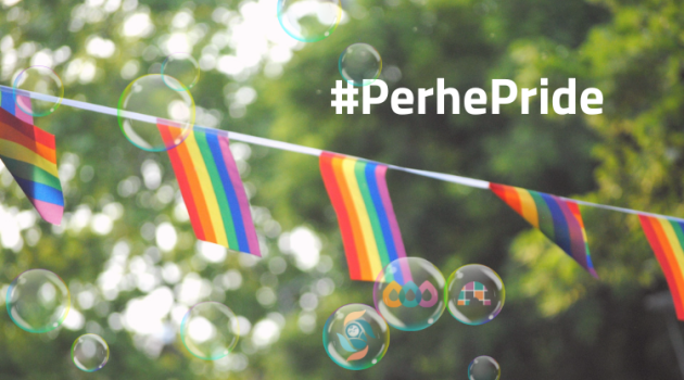 #PerhePride kuvituskuva, jossa sateenkaarilippuja, saippuakuplia ja Sateenkaariperheiden, Perhesuhdekeskuksen ja Kumppanuusvanhemmaksi-hankkeen logot