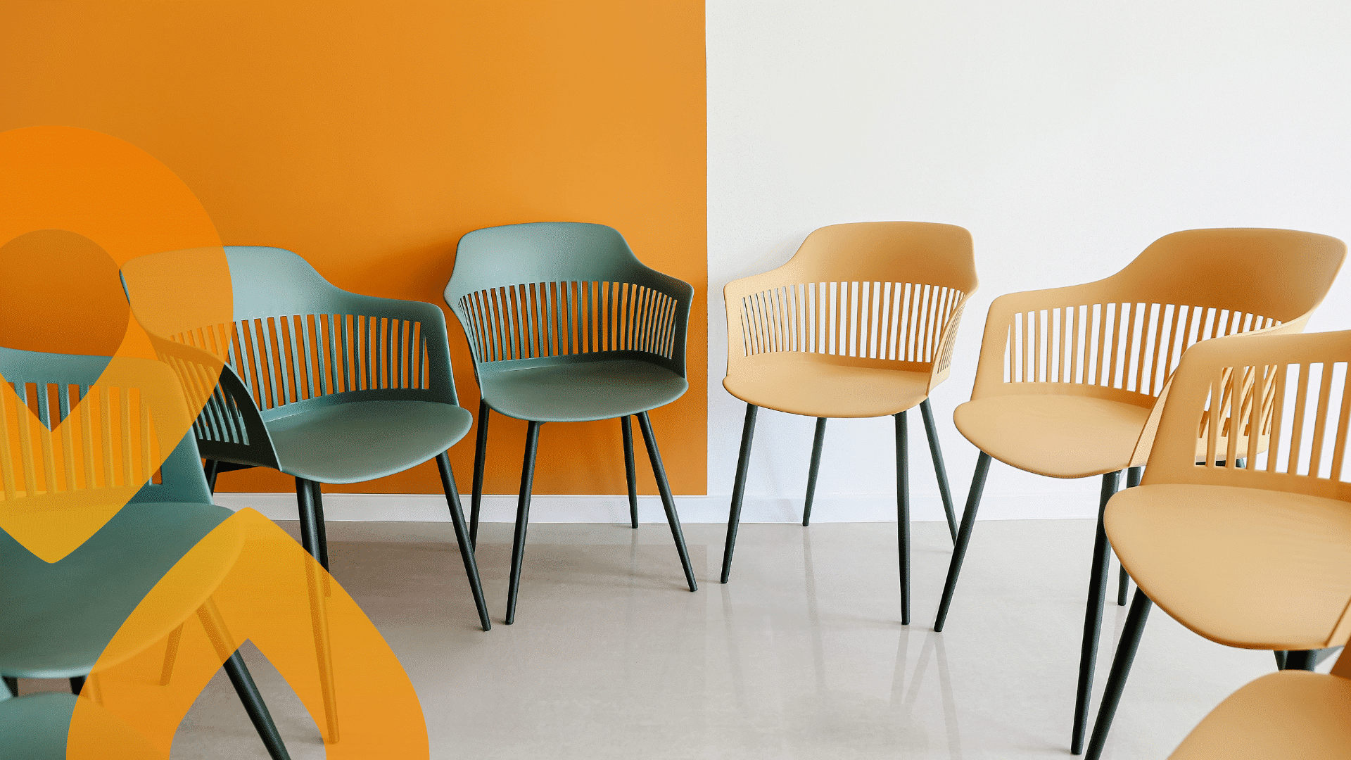 Tyhjiä tuoleja rivissä