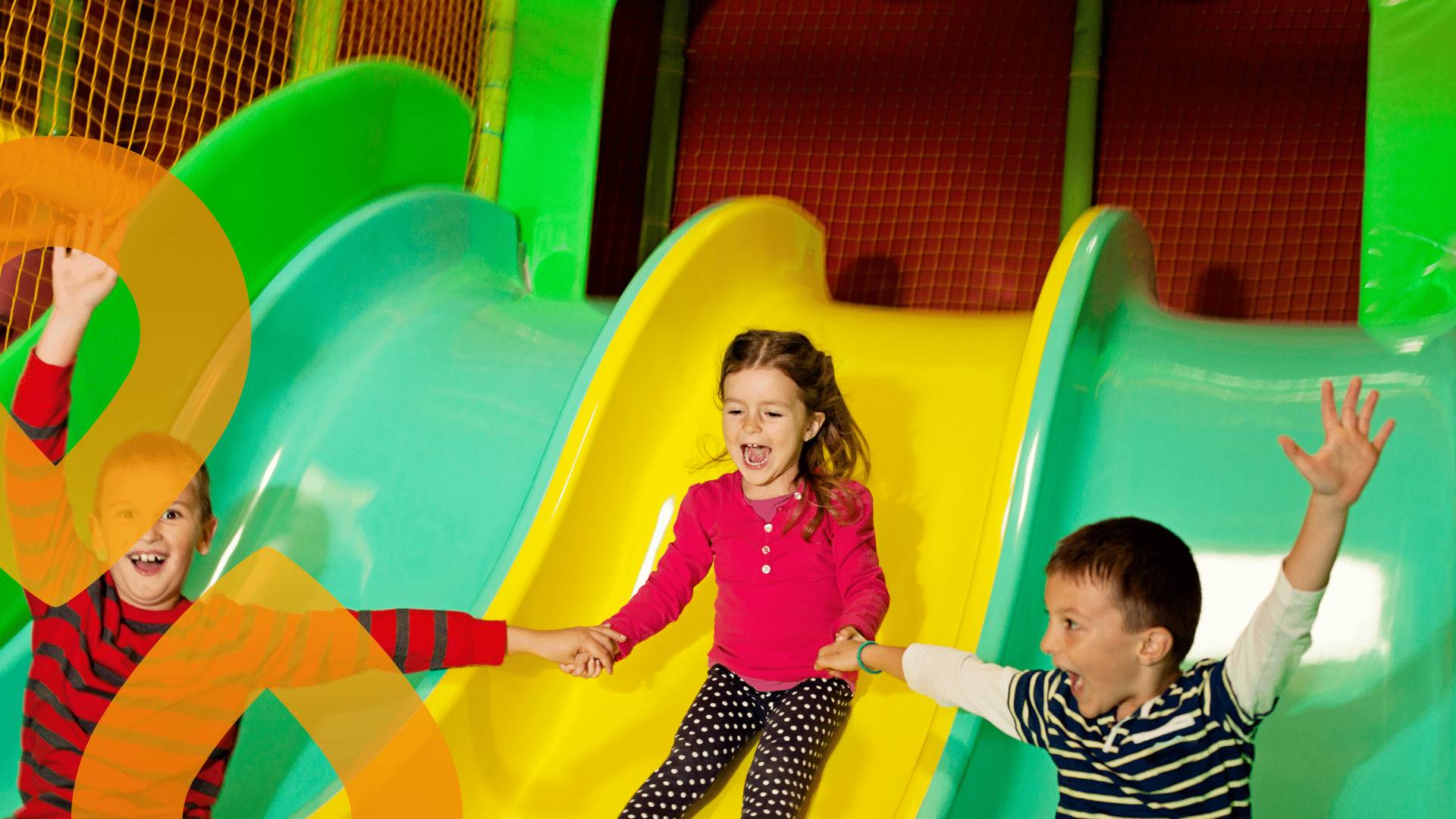 lapsia liukumäessä