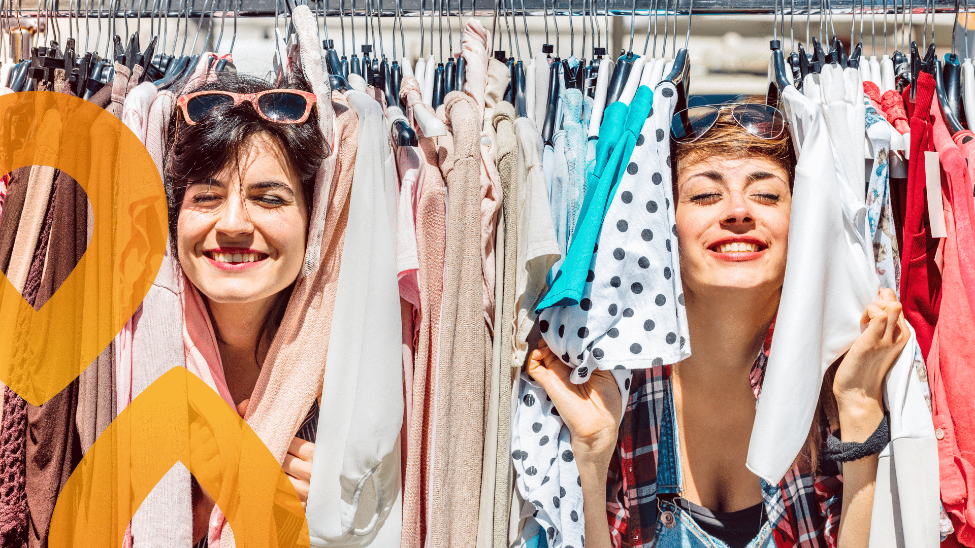 Kaksi aikuista kurkkimassa vaaterekkien takaa