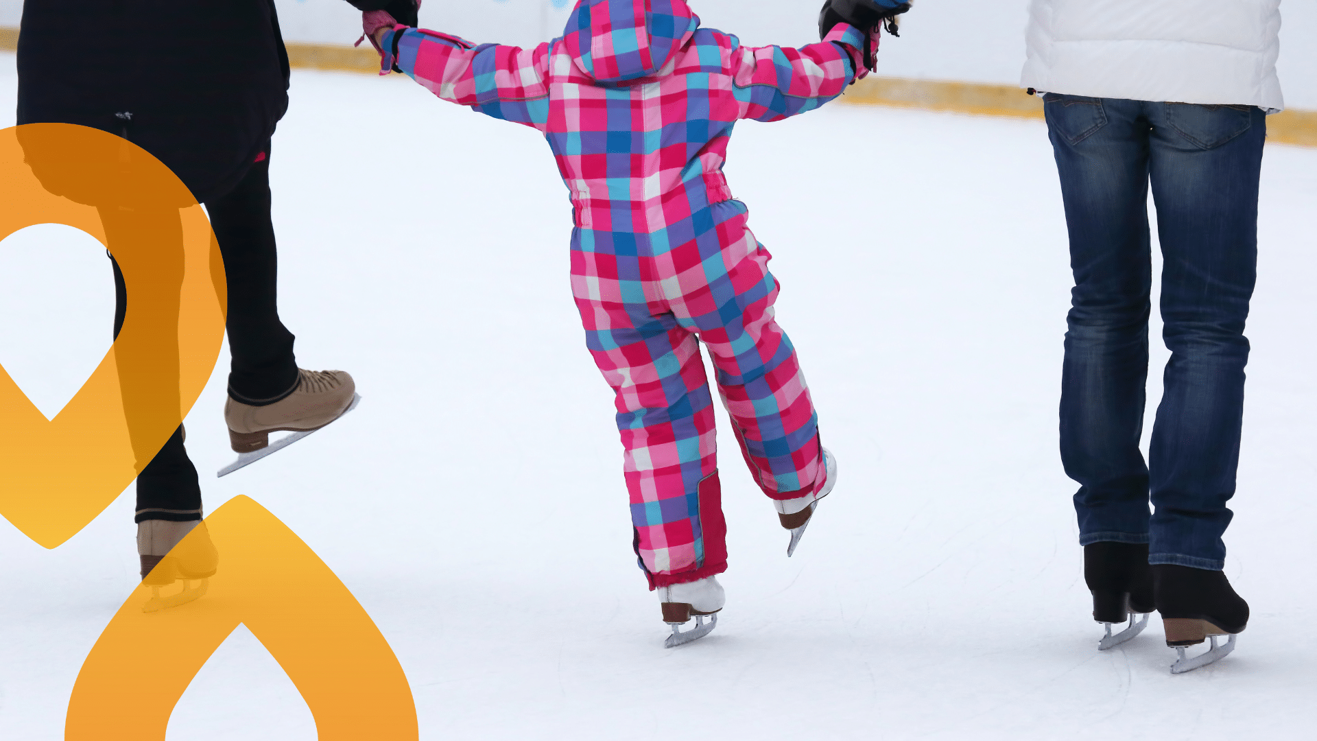 lapsi luistelemassa kahden aikuisen kanssa