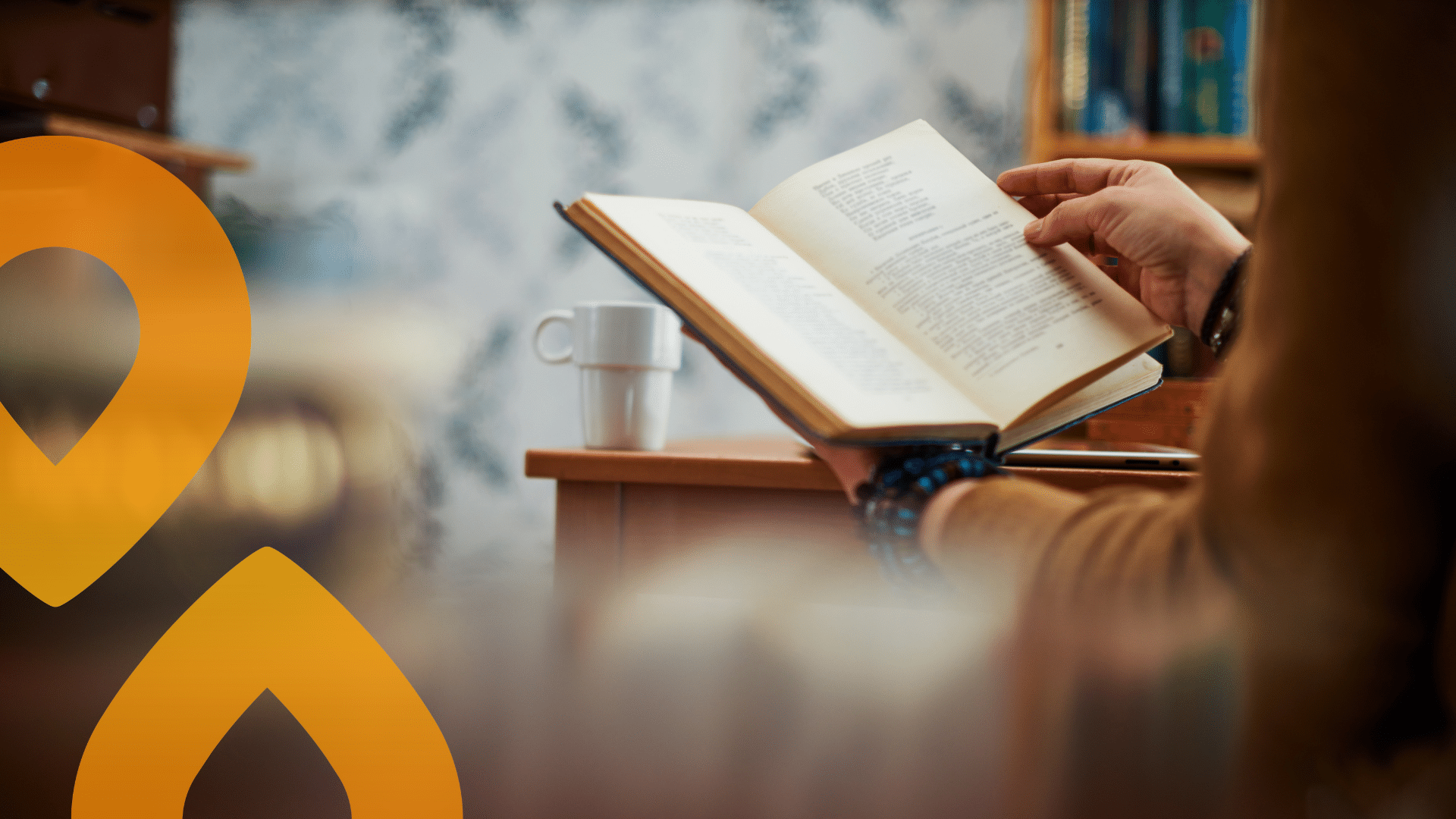 Henkilö lukemassa kahvilassa