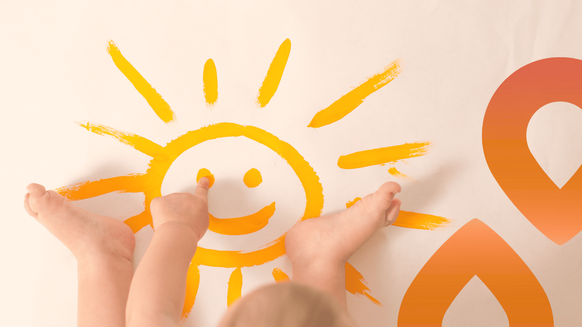 Vauva maalaa aurinkoa sormiväreillä