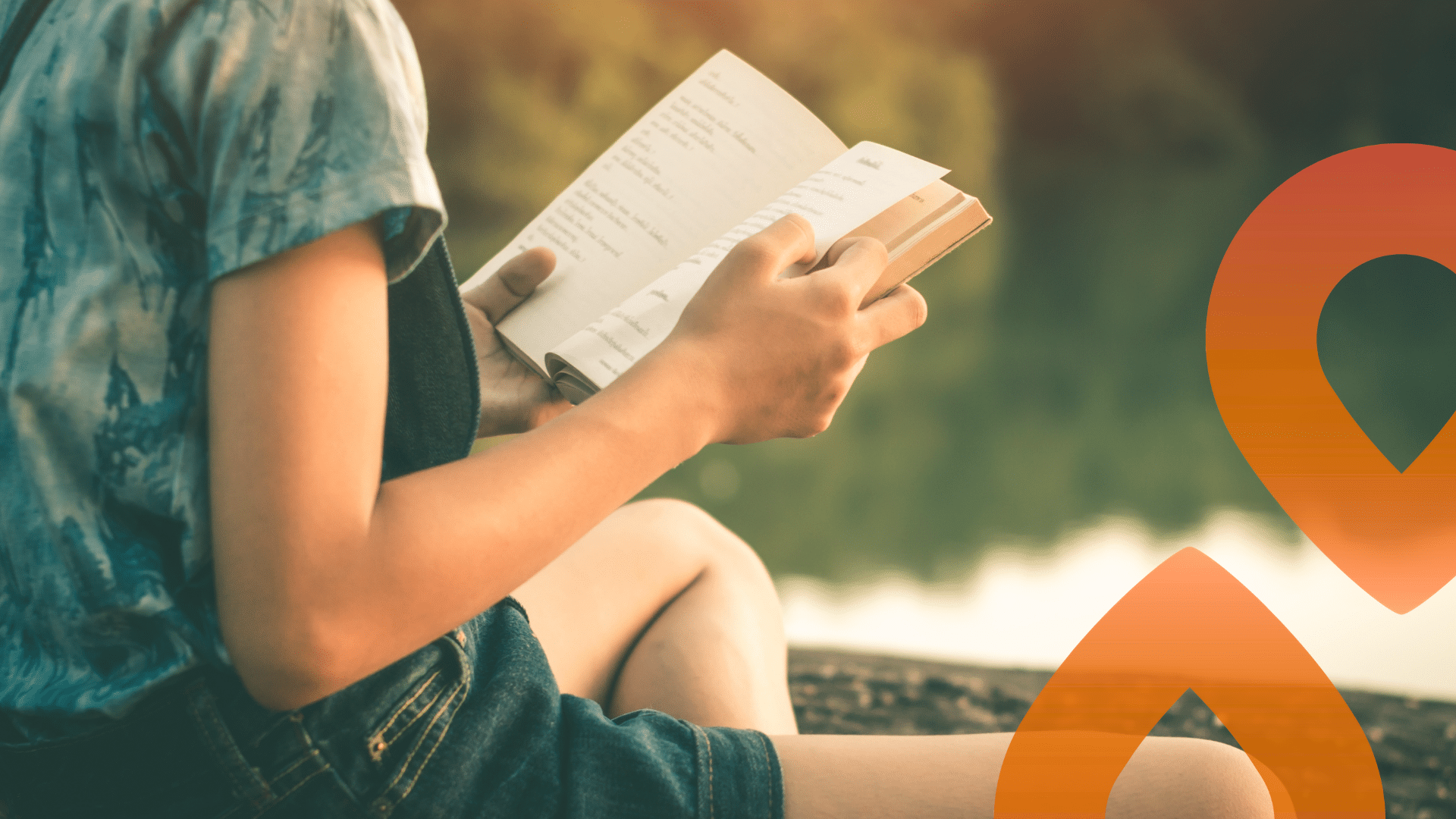 henkilö lukee kirjaa järven rannalla