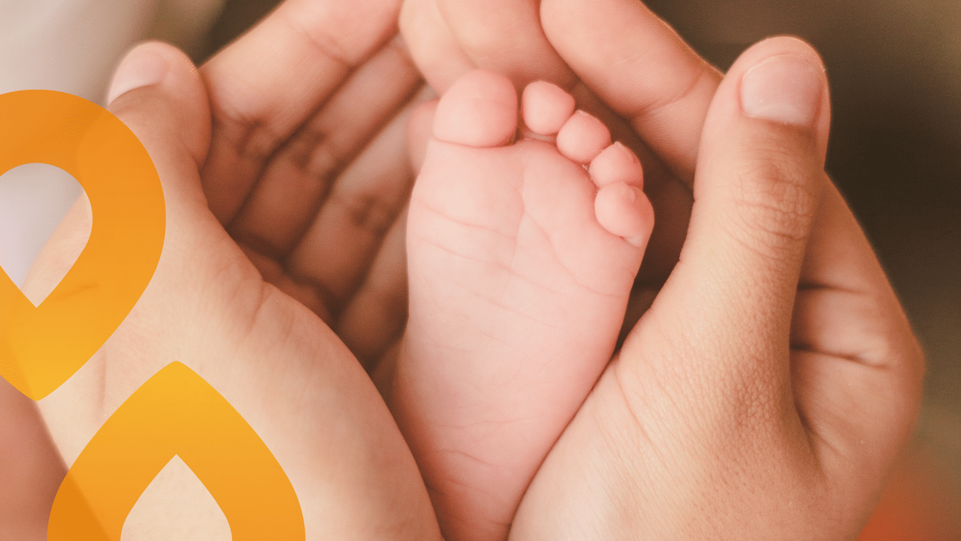 Kuva vauvan jalasta kämmenellä