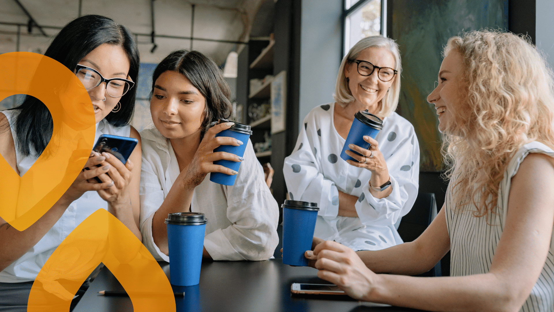Ihmisiä kahvilassa keskustelemassa ja nauramassa