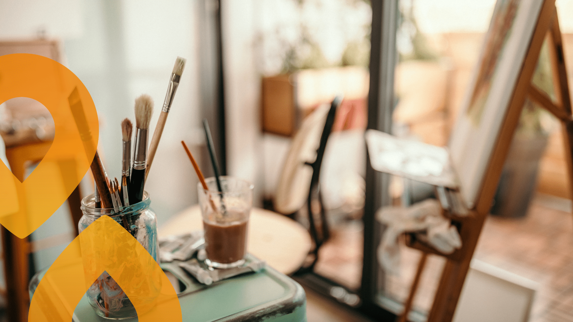 taidetarvikkeita, pensseleitä pöydällä