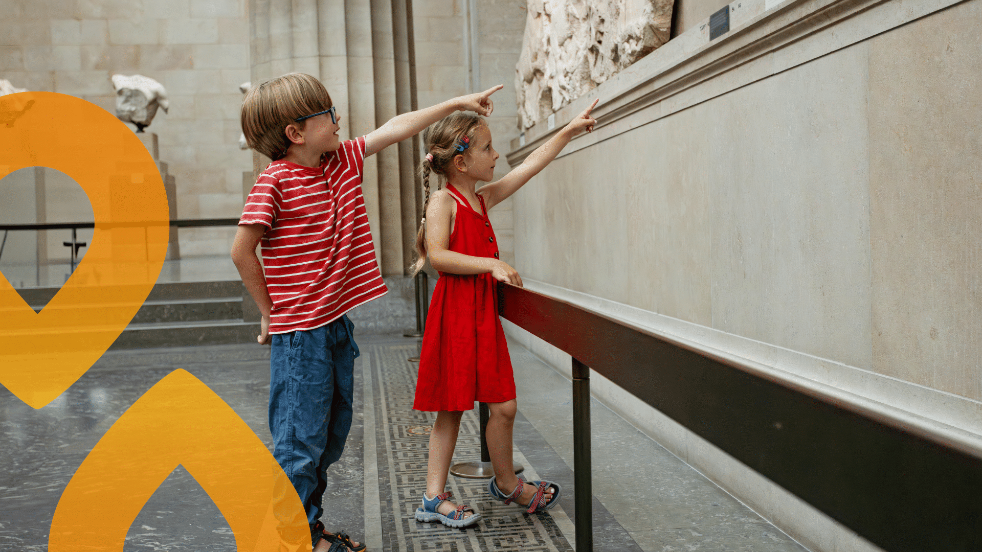 lapset ihailevat museossa näyttelyä