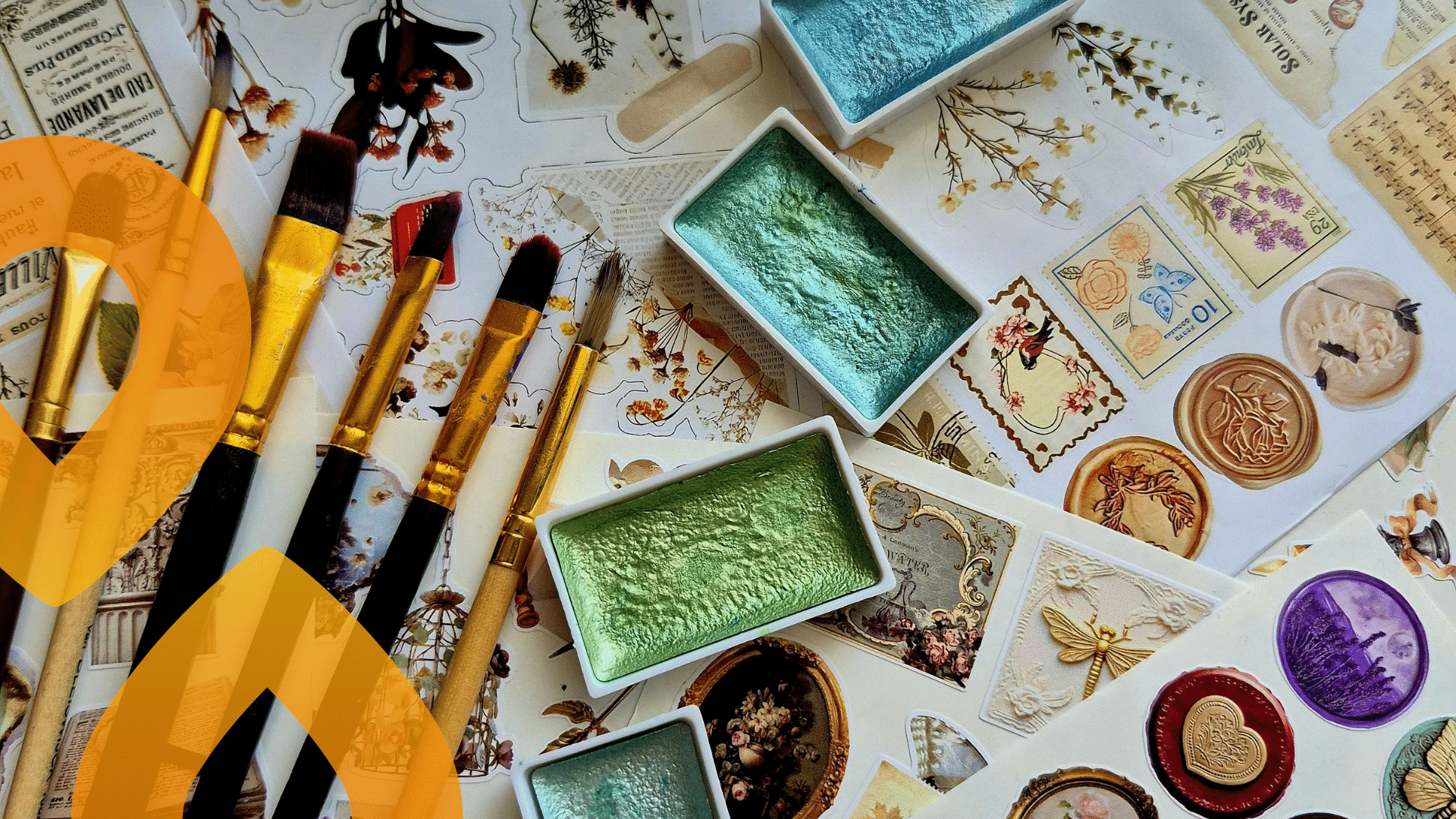 Taidetarvikkeita pöydällä, siveltimiä ja maaleja