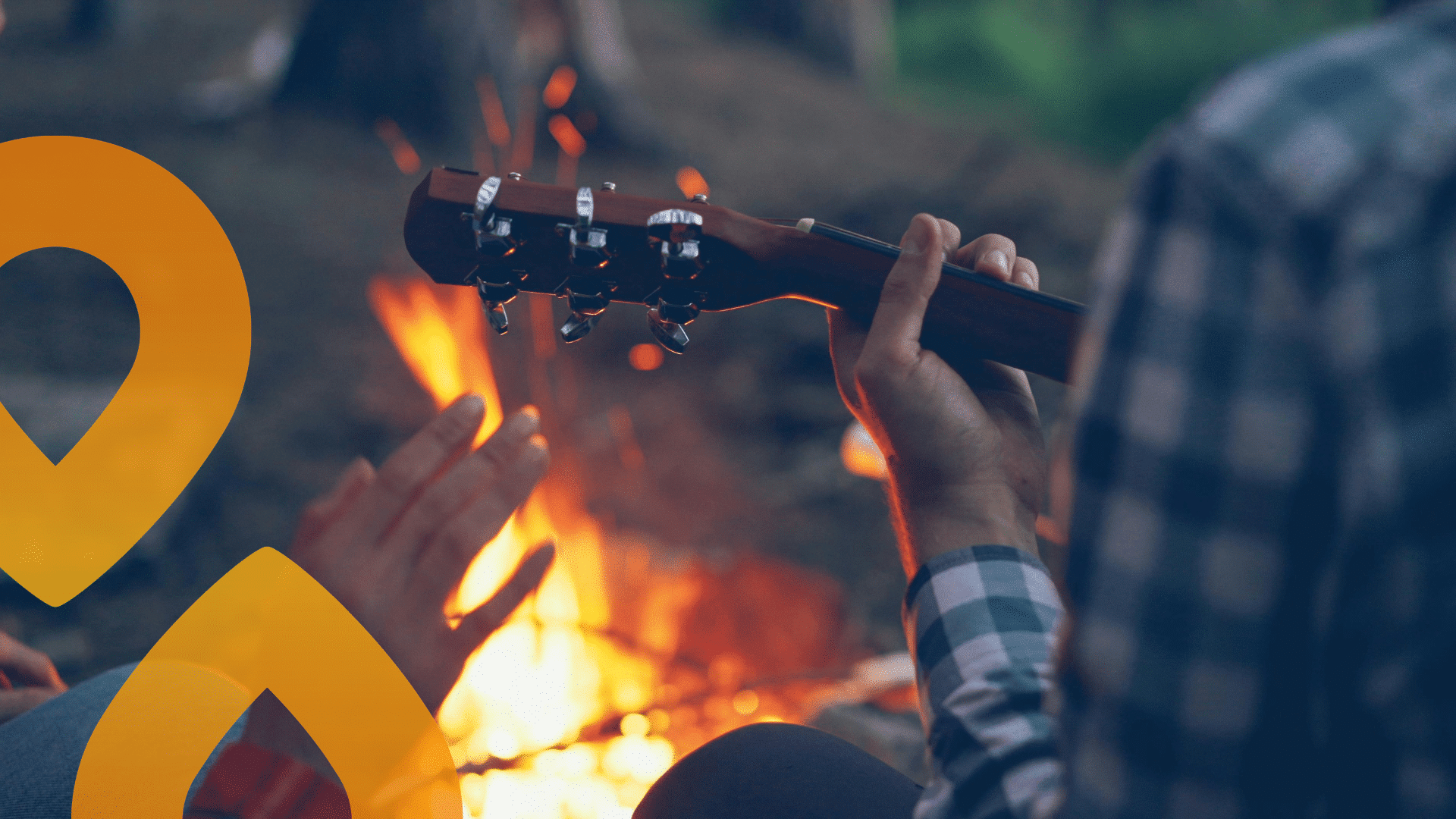 Kitaran soittaja nuotion äärellä