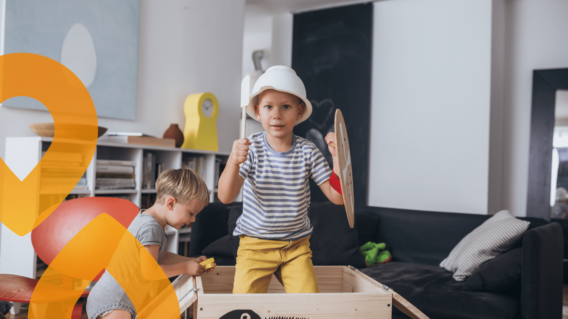 Lapset leikkimässä, lapsella päässä kulho ja kädessä pahvista tehty kilpi