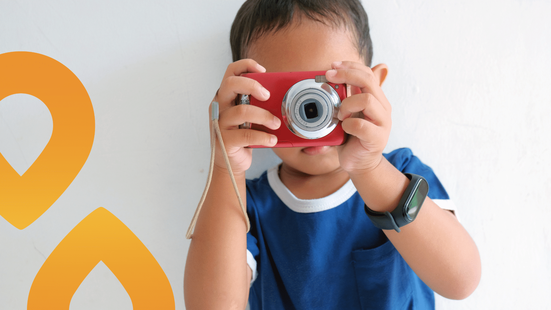 Lapsi ottamassa kuvaa digikameralla