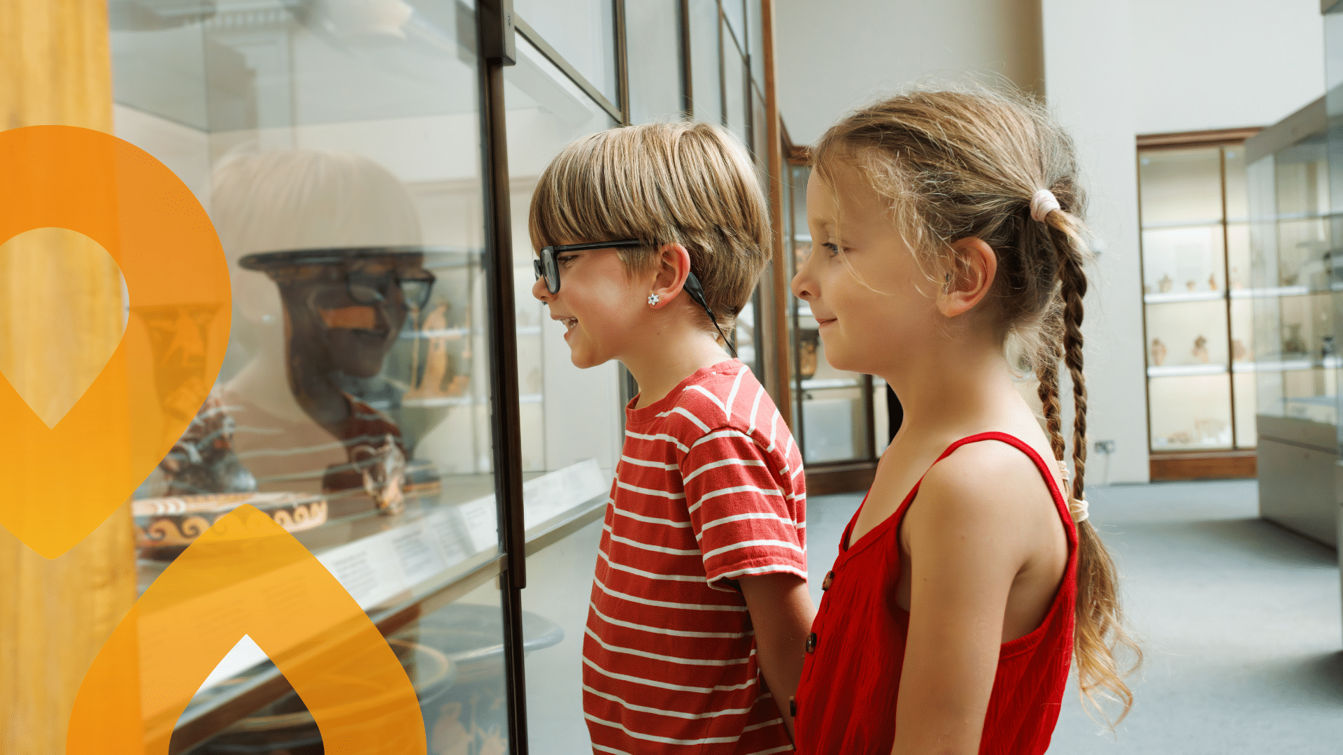 Lapsia museossa katselemassa vitriiniin