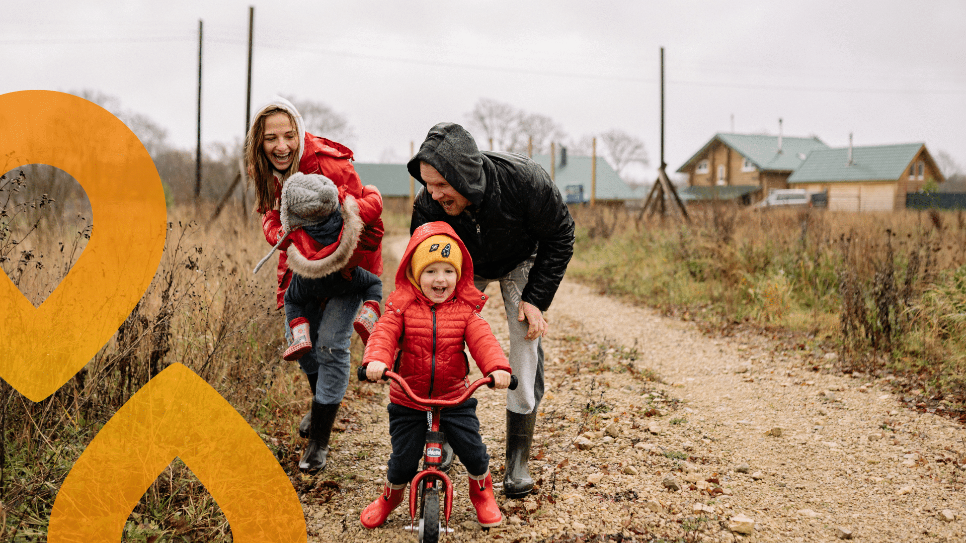 kaksi aikuista ja kaksi lasta syksyisessä maisemassa ulkoilemassa
