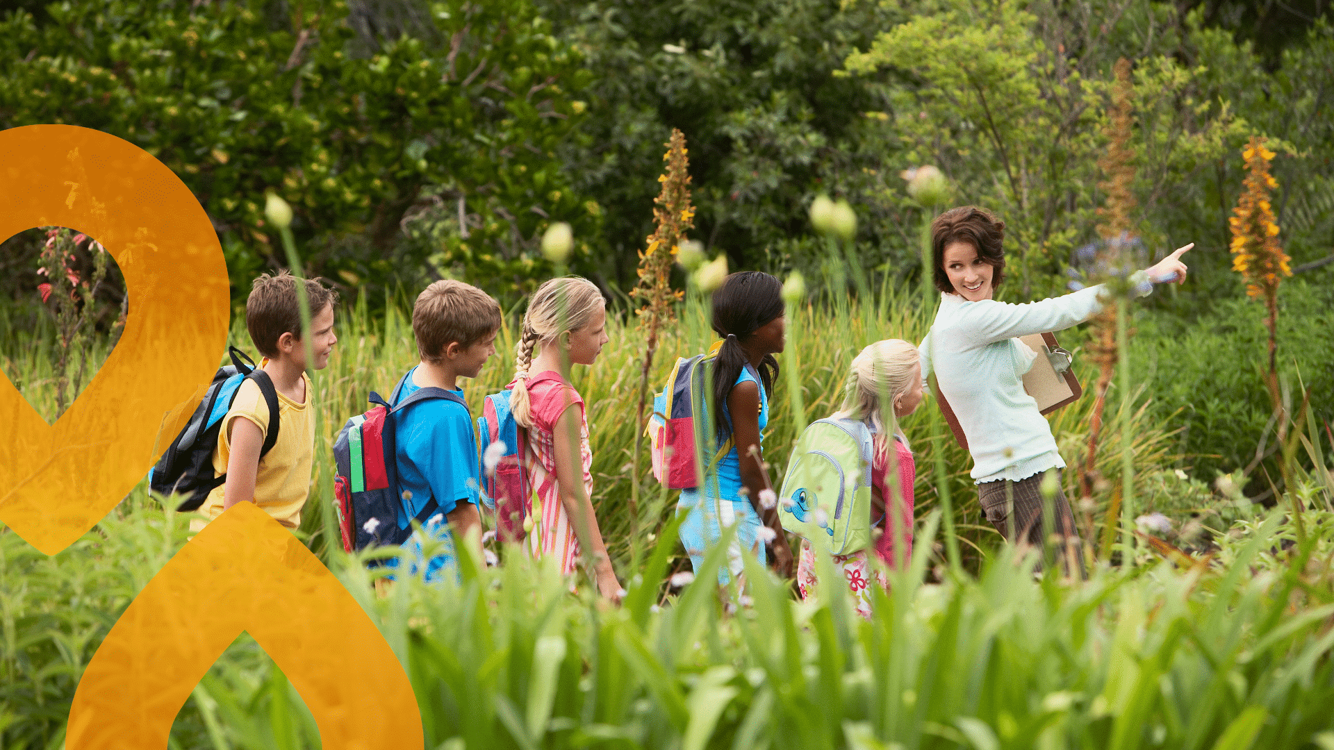Lapsia kävelemässä luonnossa, retkellä. Aikuinen opastaa.