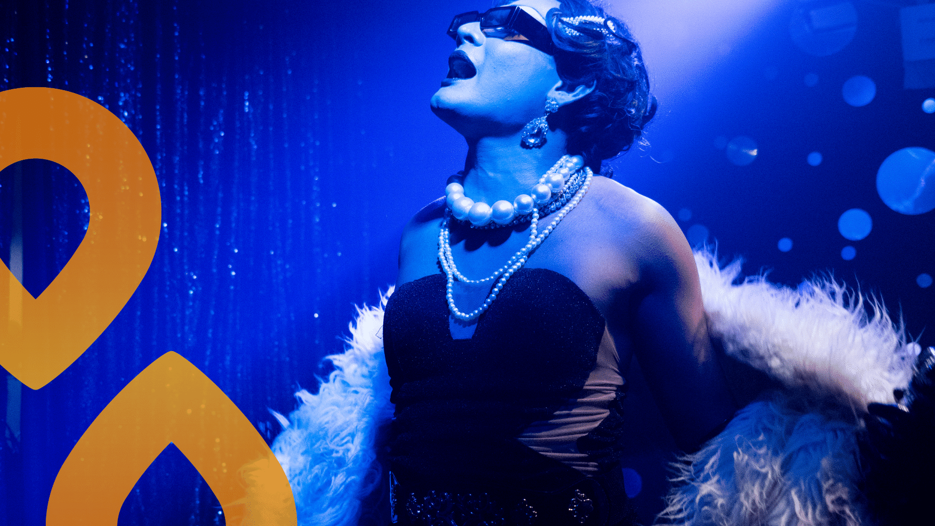 Kaunis drag-esiintyjä sinisessä valossa