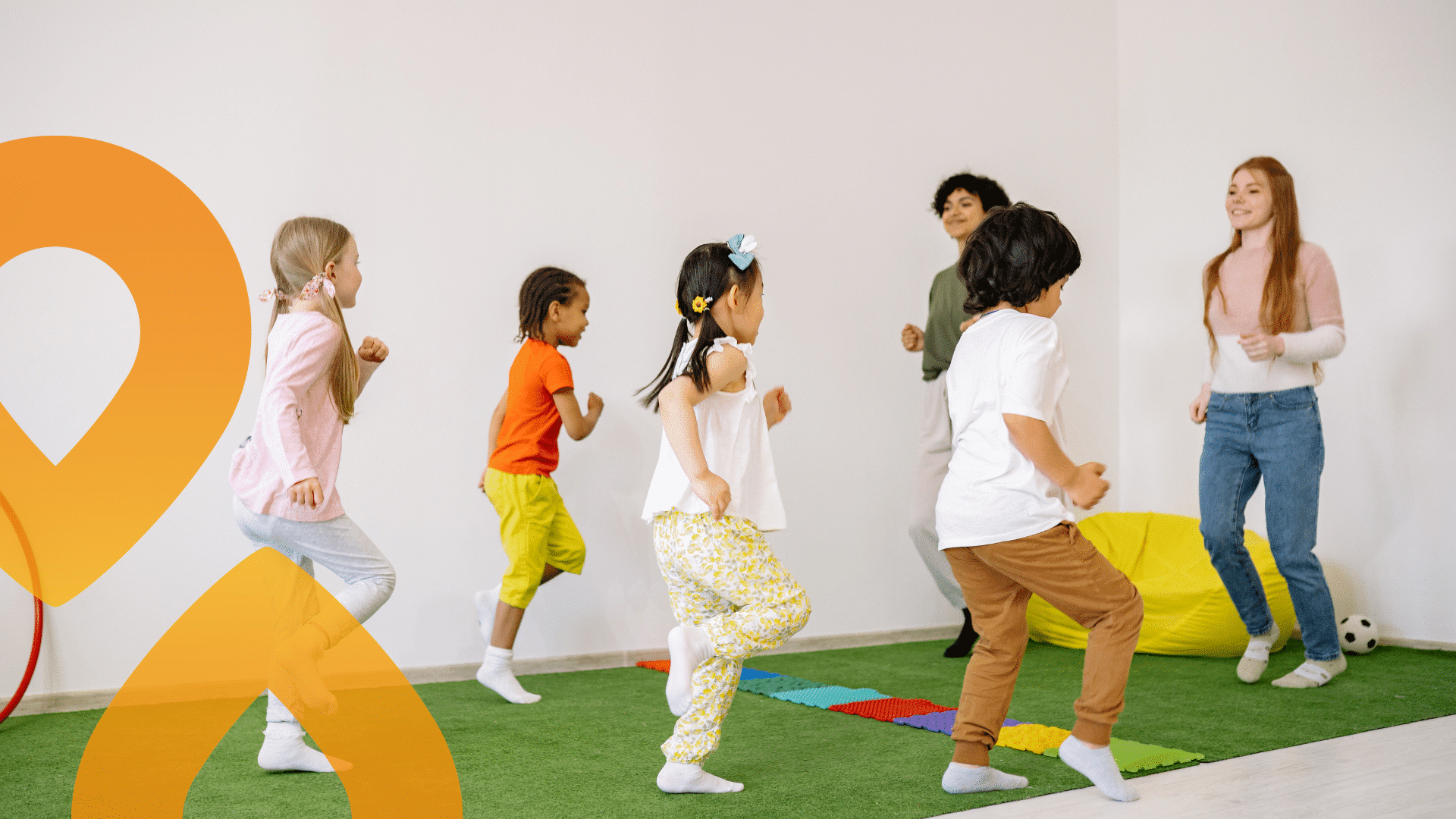 lapsia jumppaamassa salissa, paljon värejä