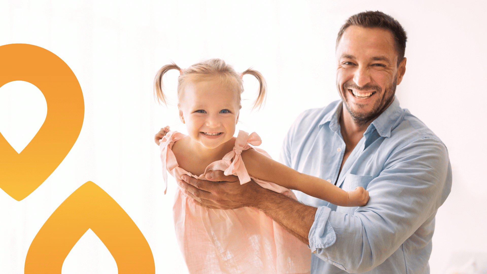 Aikuinen pitelee lasta sylissään