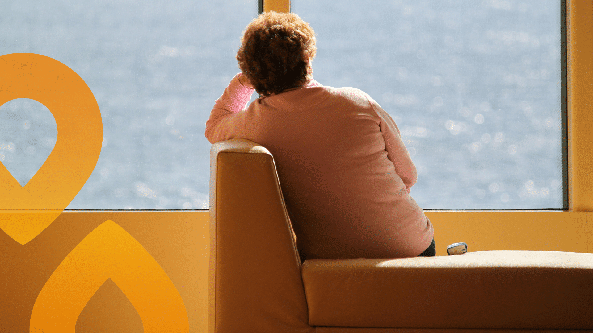 Henkilö istumassa yksin katsomassa ikkunasta ulos merelle