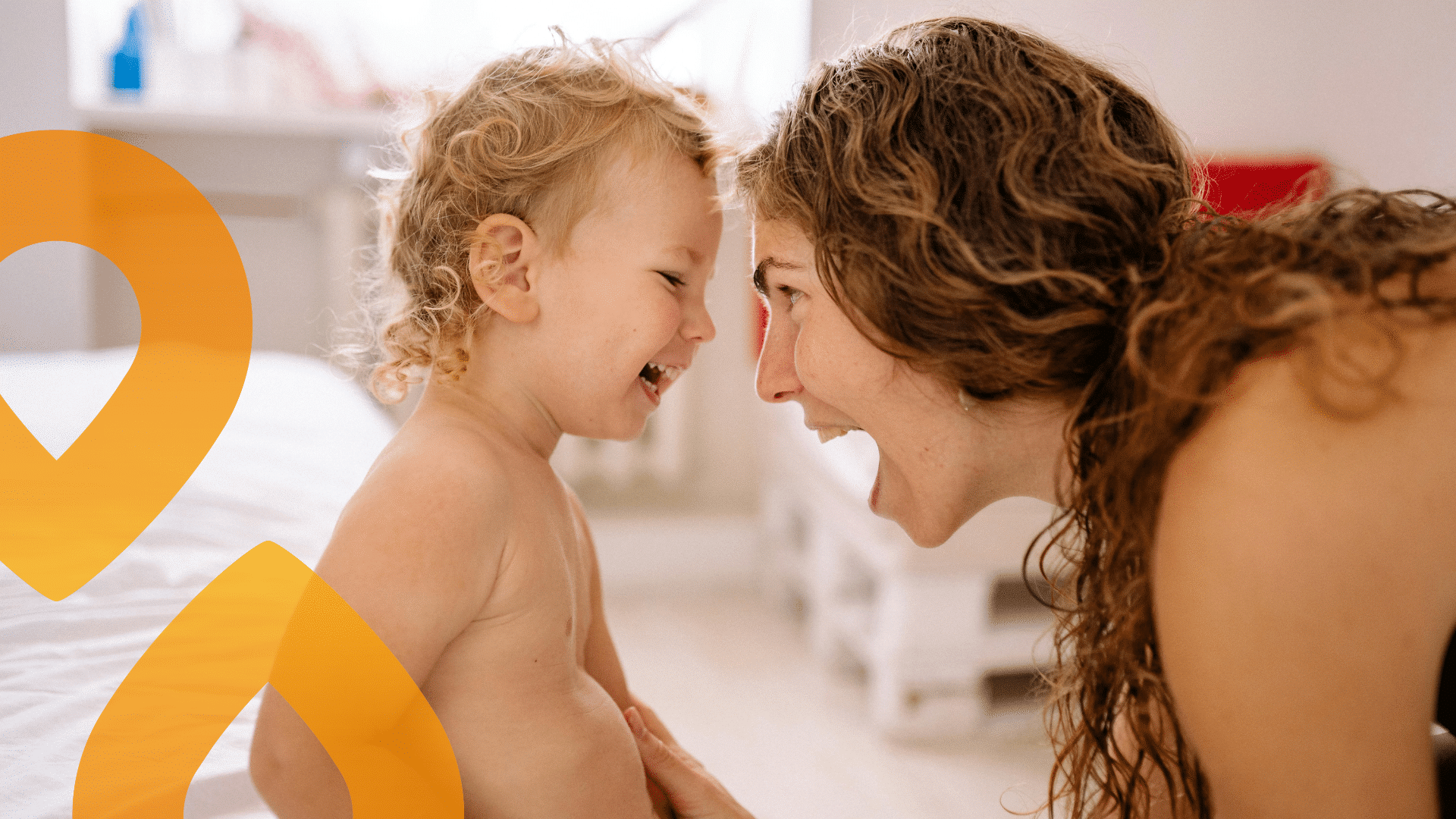 aikuinen pelleilee lapsen kanssa ja nauraa