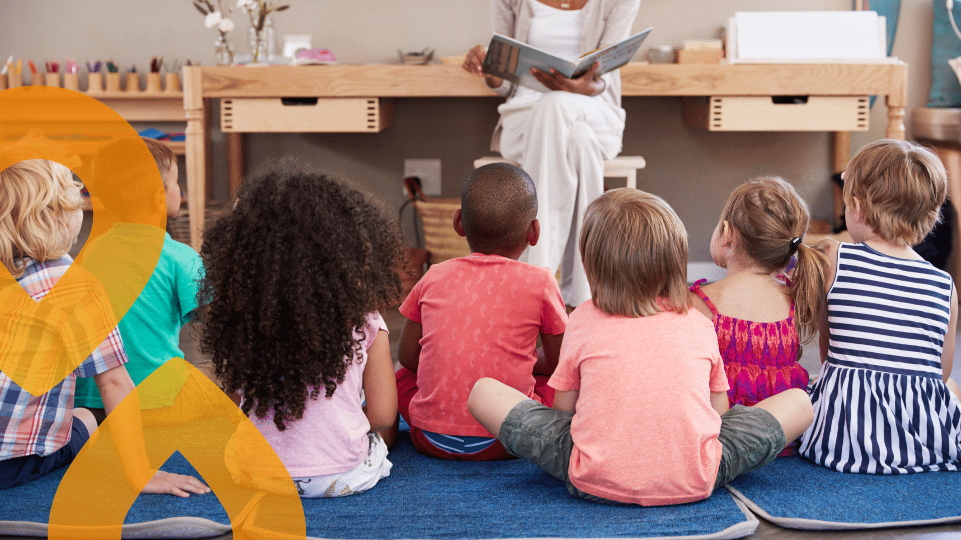 Lapsia istumassa ja kuuntelemassa satuja