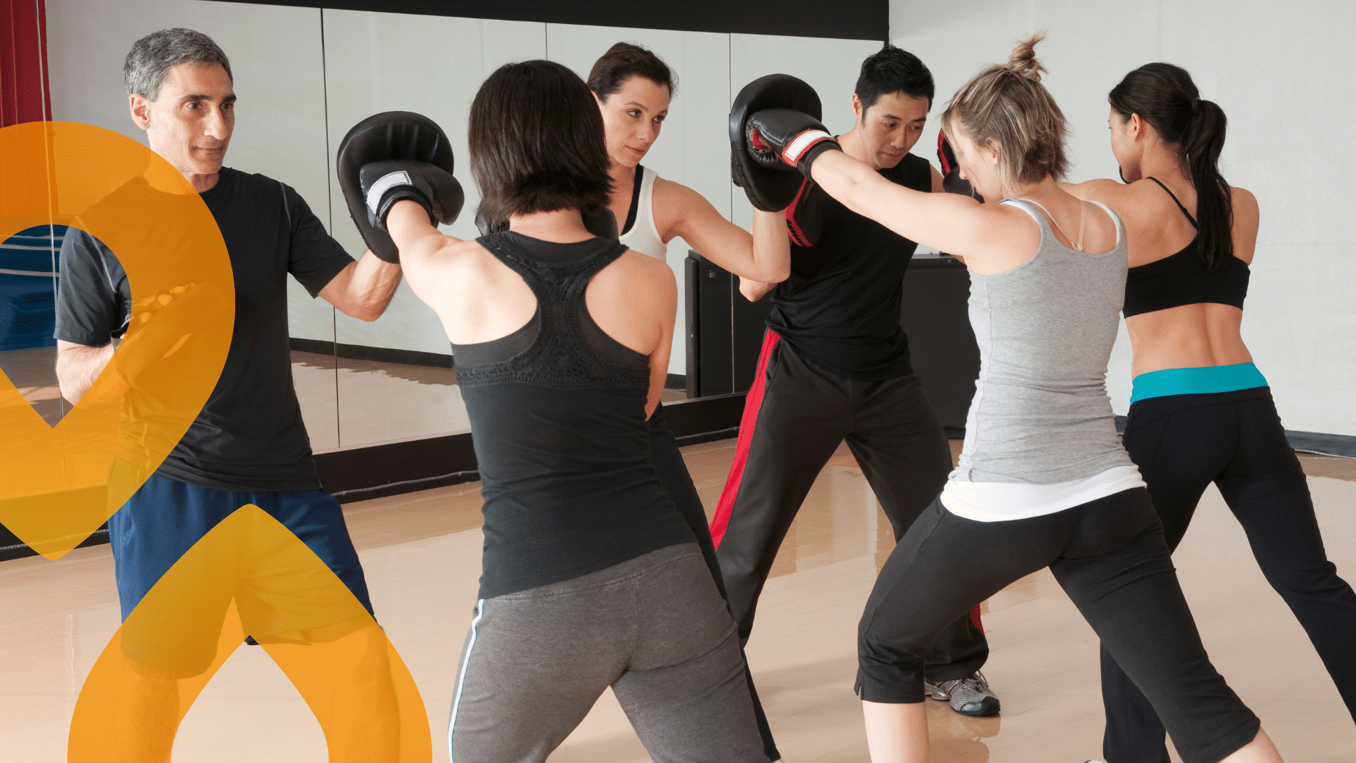 ihmisiä kuntonyrkkeilemässä