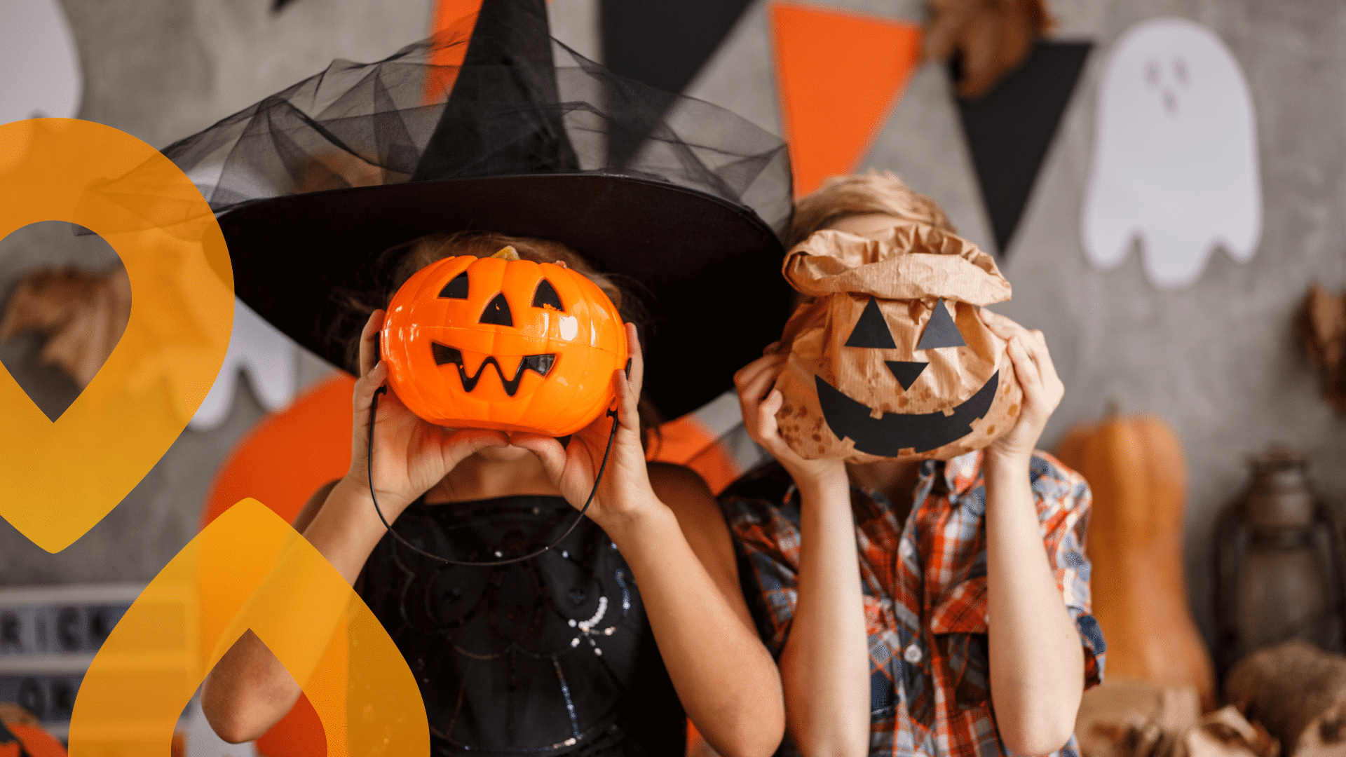 lapsia, naamallaan halloween kurpitsa ja karkkipussi
