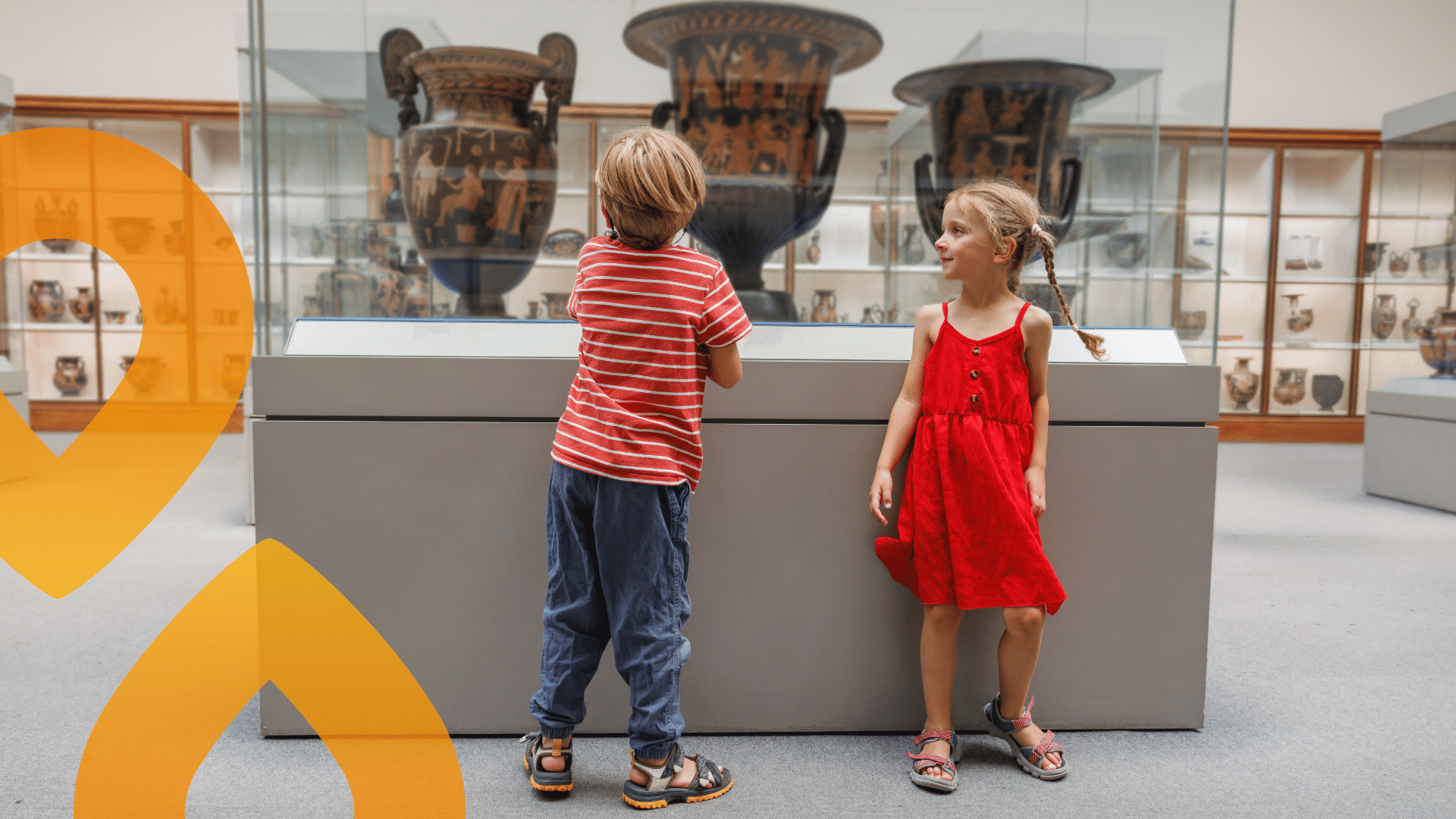 Lapsia ihailemassa museoa